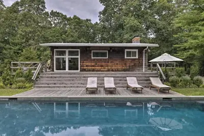Image de Architectural cabin, salt water pool, fire pit, 3 blocks from bay, private