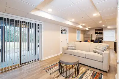 Image de Oak Tree Oasis: private deck, grill, firepit.