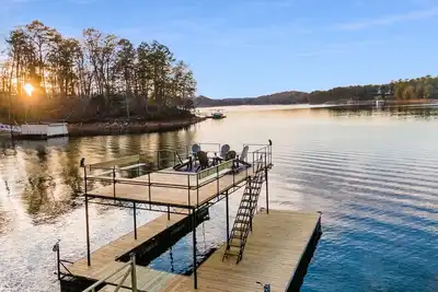 Image de Summer Special! Amazing Lakefront 4-4 Retreat-Newly decorated! Stunning Sunsets!