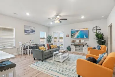 Image de 5-min Walk to Beach! Mother in law suite included* Steps to Pool & Pets Friendly