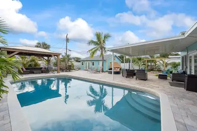 Image de Pool house with separate guest house included, heated pool, easy walk to beach!