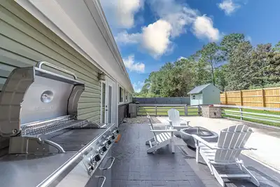 Image de House of Kaktos located in Central Wilmington. Sleeps 8