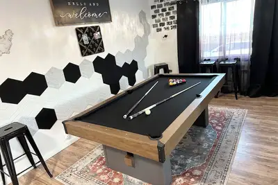 Image de Downtown oasis. . Abundance of Entertainment & Amenities • Hot Tub • King Bed•