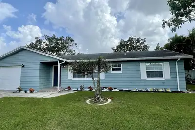 Image de Spacious Home Away Relax Hot Tub!