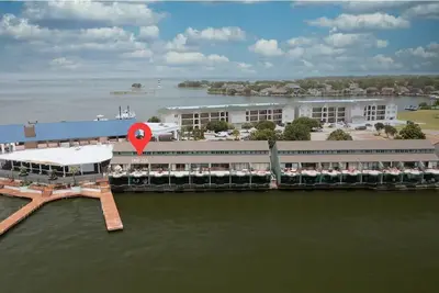 Image de Lovely lakefront 2/2 condo, fish on balcony