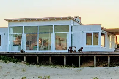Image de Unique ocean front beach house built on the dunes