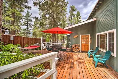 Image de 3 Mi to Skiing: Big Bear Cabin w/ Deck