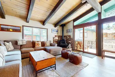 Image de Centrally Located Home, Washer/Dryer. Indoor Pool & Volleyball Court On-site