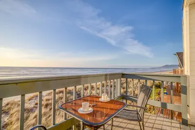 Image de Updated Oceanfront Two-Bedroom Brings You Panoramic Rockaway Beach Views!