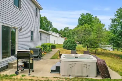 Image de Stylish Retreat | Near Lake, Hot Tub & Fire Pit