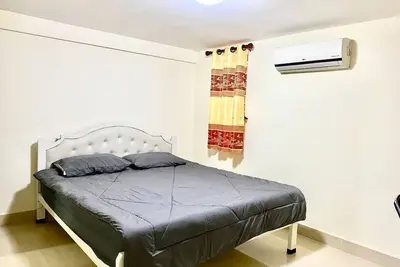 Image de A spacious King bedroom with Air Condition