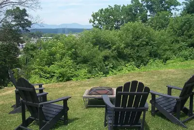Sunset Cottage: 3 bedrooms, sleeps 6, views, pet friendly, firepit, media room!