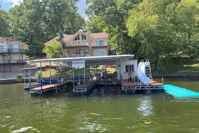 Image de Large, private, multifamily lake retreat.