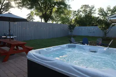 Image de Downtown 3br Gem - Hot Tub - Covered Parking - Fenced Yard