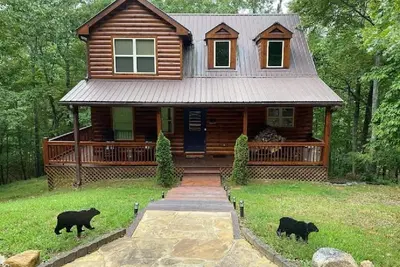 Image de Mountain views located on private lake all wood 3 story cabin.
