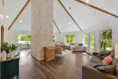 Image de Spacious 4br\/3ba with bunkhouse (coming Sept. 3); perfect for family and friends!