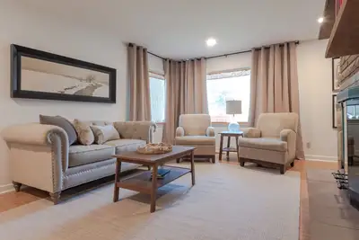 Image de Bright Open Mid-Century Modern Styled Home Near Hospitals