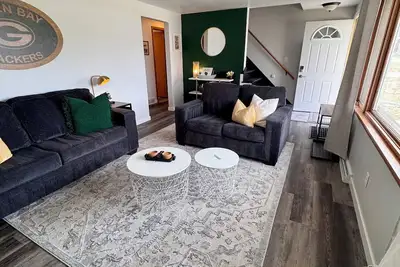 Image de Cozy + Modern - 4br 2ba Home - Just 0. 3 Miles to Lambeau & Titletown!