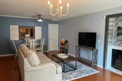 Image de Newly Updated Coastal Retreat-3 min from the beach!