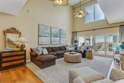 Image de Two master suites and a bunk room. Come get sandy with us!