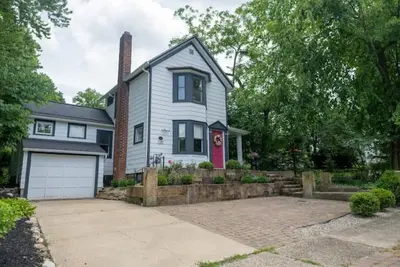 Image de Charming home steps away from Main Street Hudson and Western Reserve Academy