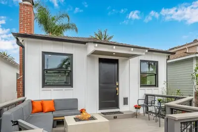 Image de SeaBreeze Bungalow 2 blocks from beach & steps to Main St.