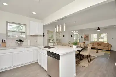 Image de Stylish 4 Bedroom Home 9 minutes from Downtown