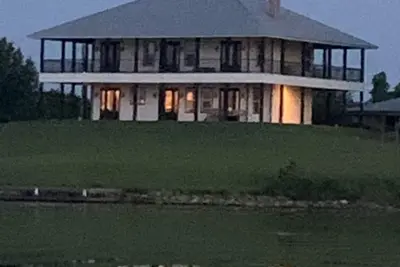 Image de waterside views of oxbow, kayak, fishing, perfect spot, private deck/balcony