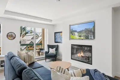 Image de ❄︎Sapphire Retreat❄︎ | 2. 5 Br Ski out & Hot Tub | Luxury Family Townhome