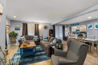 Image de Luxury 3-bedroom Tri-Level w/ Game Room