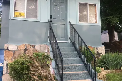 Image de cozy cottage with pool on lake