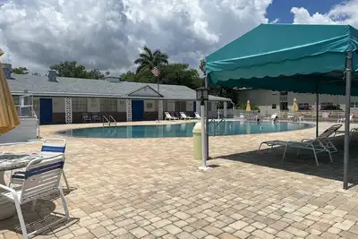 Image de Beautiful 2 bedroom 2 12 bath updated modern condo