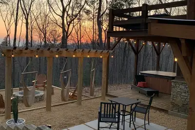 Image de Cozy Bear Lodge Log Cabin, Big Green Egg, Outdoor Grill Station Oasis, Hot Tub