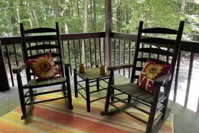 Cheerful & Cozy 2bd/2ba  Cabin. Amazing rates for your visit!