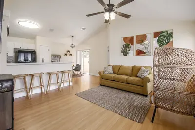 Image de Cozy & family friendly 2-bedrooms 2-bath home.
