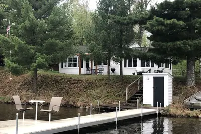 Image de Waterfront Cottage on Beautiful Goodrich Lake with kids vintage bunkhouse.