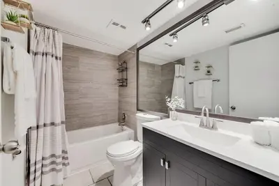 Image de ♛The Broadway Special♛ - 2 Bd/1 Bath Smart-Condo!