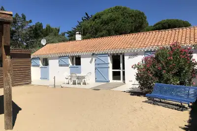 Image de Maison Noirmoutrine en bordure de pinède et à 5min à pieds de la grande plage