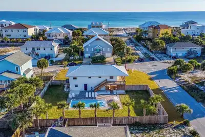 Image de Complete renovation on this 4 bed, 3 bath Gulf View Home w/ Private Pool! !