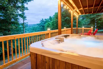 Image de Family Friendly Cabin, Gameroom, Hot Tub-Sleeps 10!