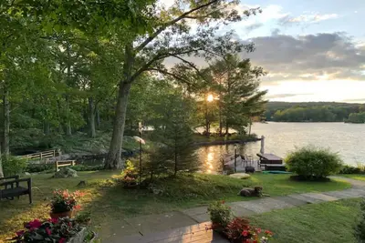 Image de Gorgeous lakefront home one hour away from Nyc