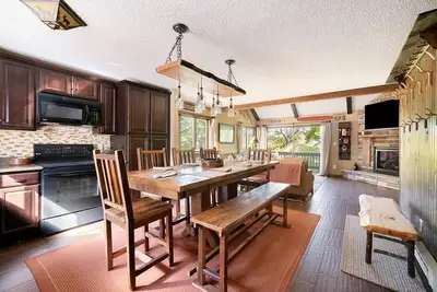 Image de Cozy Lux Poconos Mountain Cabin on Camelback Mountain Near Outlets & Waterparks.