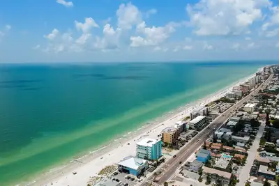 Image de 3 Bedroom Direct Gulf Front Condo- 1 mile from John's Pass