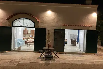 Image de Renovated old farmhouse among olive trees and vineyards with outdoor hot tub