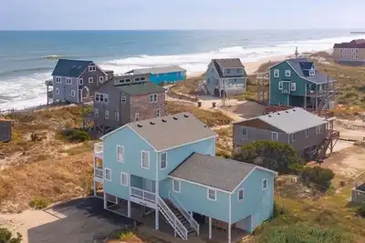 Image de Beachfront 5-bedroom vacation home steps to the beach with hot tub!