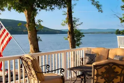 Image de Charming cottage on Waneta Lake's west side.