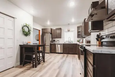 Image de Family & dog friendly; 5 min walk to beach, bars, downtown, restaurants and park