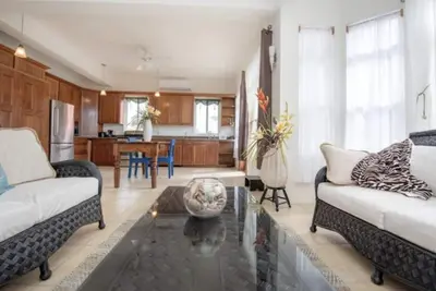 Image de 3 bedroom apartment- 5 mins to beach & Town