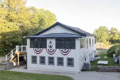 Image de Lakefront home! Water view from the house. Less than 3 minutes stroll to beach!
