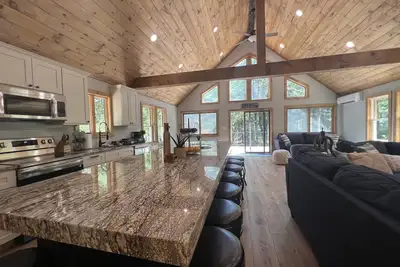 Image de Boulder Field Manor ~ Sleeps 26 -Beach Access ~ Hot Tub!